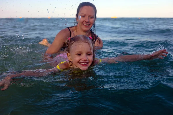 Mamá Está Sosteniendo Pequeña Hija Bañan Mar Muchas Gotas Spray — Foto de Stock