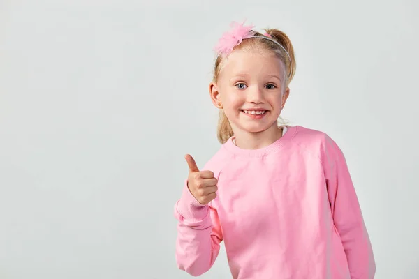 可愛いです女の子4 5年古いですポルノのスタジオでザピンクスウェットシャツ — ストック写真