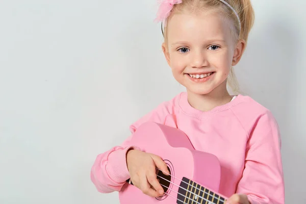 Bonito Caucasiano Menina Anos Idade Camisola Rosa Estão Jogando Ukulele — Fotografia de Stock