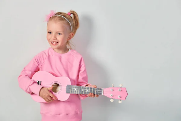 Bonito Caucasiano Menina Anos Idade Camisola Rosa Estão Jogando Ukulele — Fotografia de Stock