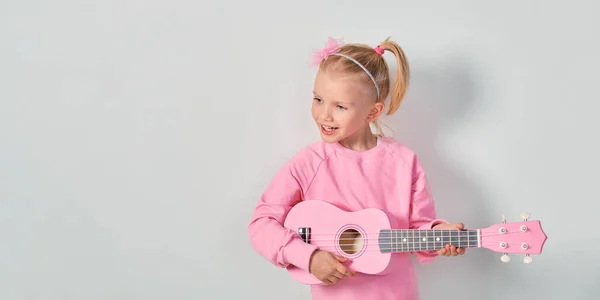 Niedliche Kaukasische Mädchen Jahre Alt Rosa Sweatshirt Spielen Die Ukulele — Stockfoto