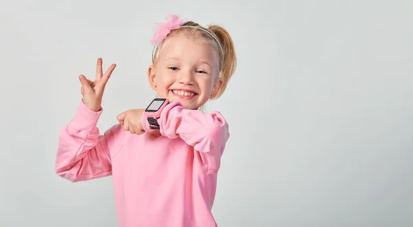 Nettes Kaukasisches Kleines Mädchen Jahre Alt Trägt Eine Intelligente Uhr — Stockfoto
