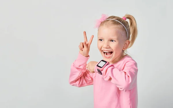 Nettes Kaukasisches Kleines Mädchen Jahre Alt Trägt Eine Intelligente Uhr — Stockfoto