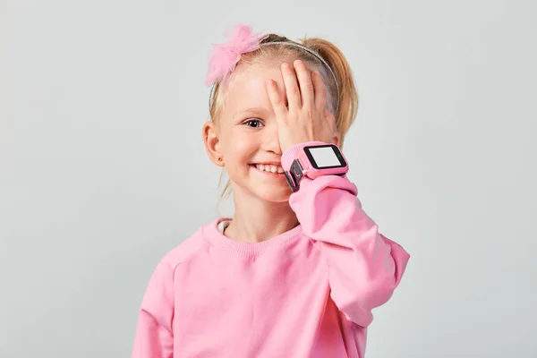 Słodka Biała Dziewczynka Latka Inteligentnym Zegarku Nadgarstku Technologia Dla Dzieci — Zdjęcie stockowe