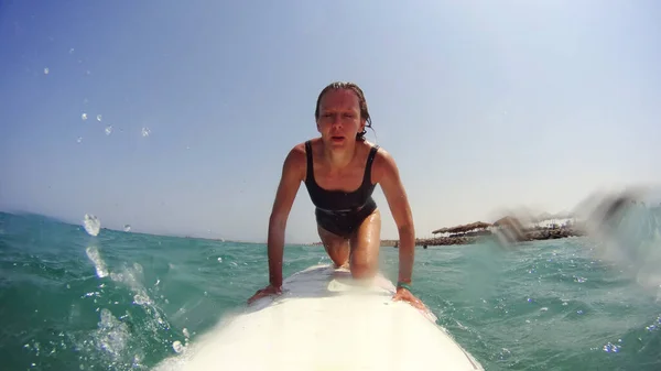 Acción Cam Selfie Una Mujer Surfista Montar Una Pequeña Ola — Foto de Stock
