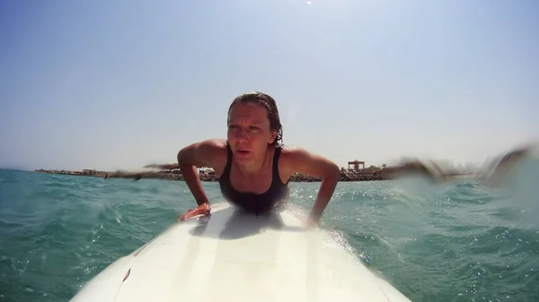 Acción Cam Selfie Una Mujer Surfista Montar Una Pequeña Ola — Foto de Stock