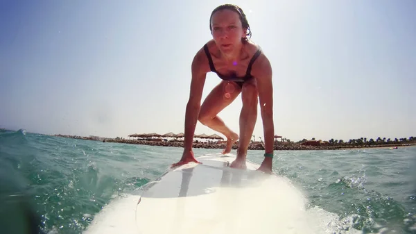 动作镜头自拍一个夏天冲浪的女人骑在小浪花上 — 图库照片