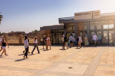 Turistler Karnak Tapınağı 'nda gezintiye çıkıyorlar. Luxor, Mısır