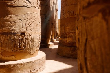 Karnak Tapınağı 'ndaki sütunlar. Büyük Lüks Hypostyle, Mısır