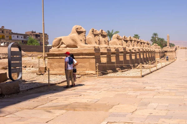Kirándulások Turistái Karnak Templom Töredéke Sikátor Szfinxek Luxor Egyiptom — Stock Fotó