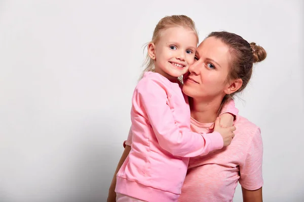 Маленькая Дочь Обнимает Целует Свою Мать Проводя Время Вместе Розовой — стоковое фото