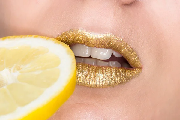 Altın renk makyaj ve limon dilimi ile kadın dudakları ile güzel closeup. Glitter kozmetik — Stok fotoğraf