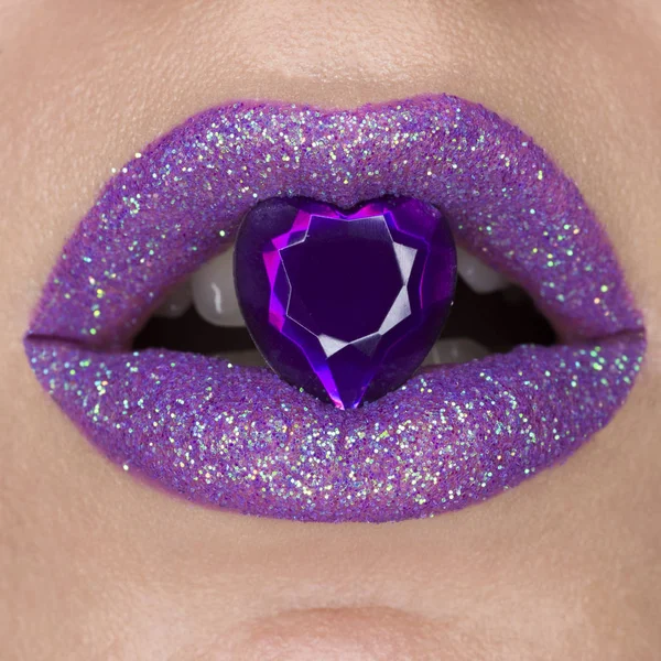 Close up belos lábios violeta roxo com jóia — Fotografia de Stock