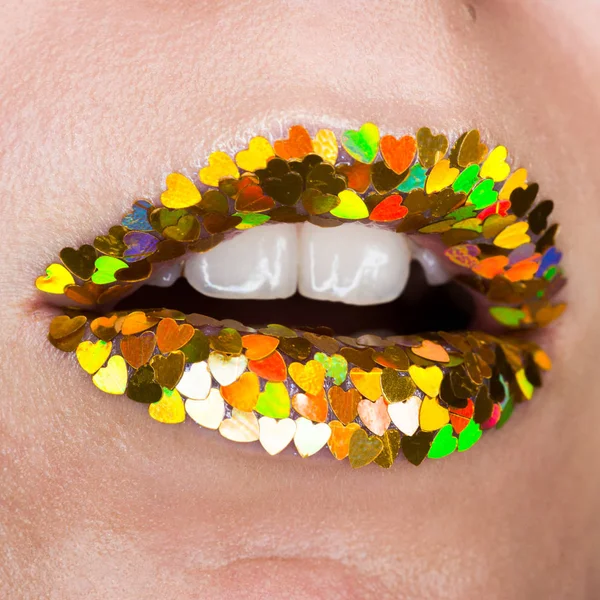 Kalp şekli, açık ağız, beyaz dişler, sarı, kırmızı, yeşil ışıltıları ile cazibe renkli renkli dudaklar kapatın — Stok fotoğraf