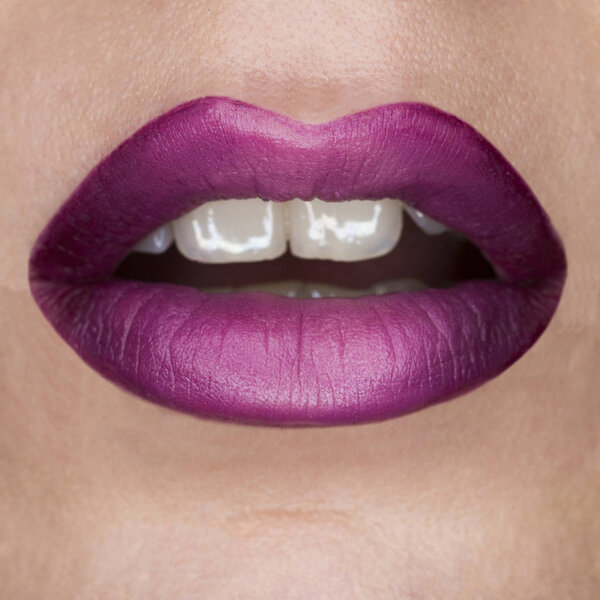 Крупным планом макро красивые губы с фиолетовым фиолетовым мат помады. Фиолетовый градиент, белые зубы и открытый рот. Лип-арт
