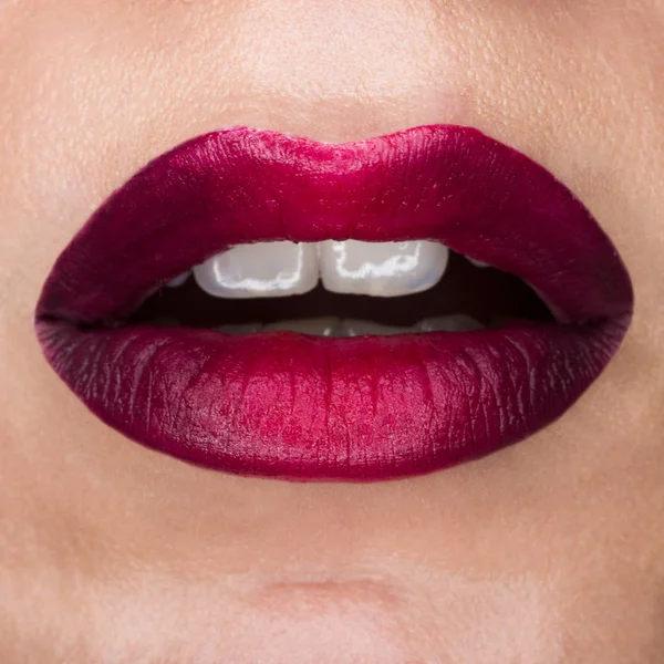 Närbild Macro vackra läppar med röd matta läppstift. Röd gradient, vita tänder och öppen mun. Lip art — Stockfoto