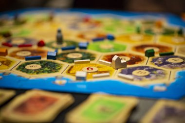 Kharkiv, Ukrayna - 05 Ocak 2018: Catan'ın Yerleşimciler ihya oyunu, devam eden çoklu oyuncu oyunu. Odakta yerleşim