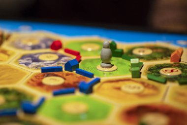 Kharkiv, Ukrayna - 05 Ocak 2018: Catan Settlers, devam eden çok oyunculu masa oyunu. Yerleşim ve soyguncu odaklı
