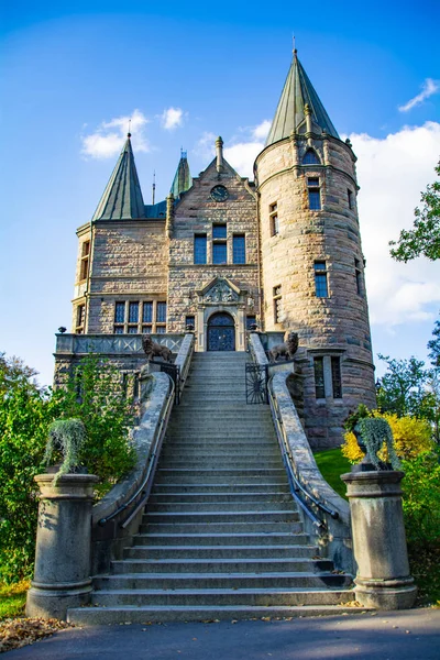 Güney İsveç, Smaland Teleborg Kalesi ön görünümü. Antik mimari, kuleli klasik mimari