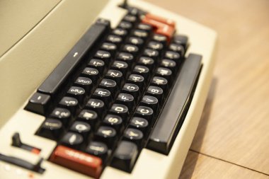 Alman klavye düzeni qwertz ve masanın üzerinde duran kırmızı düğmeleri ile eski daktilo makinesi.