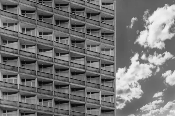 Kiev Kiev, Ukraine - 28 avril 2019. Vue du dessus du bloc d'appartements depuis le bas. Appartements standardisés, logement, hôtel. Plan noir et blanc de l'architecture — Photo