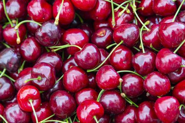 Meyve ve sebzelerdeki kiraz meyvelerinin arka planı sokak pazarı, yerel üreticilerin organik ekolojik gıdaları..