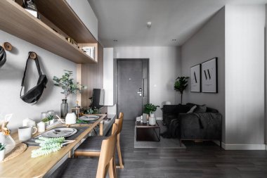 İskandinav tarzı daire bulaşık ve bitkiler ile şık yemek masası köşesi  