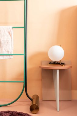 beyaz lamba ile yatak masasının yakın