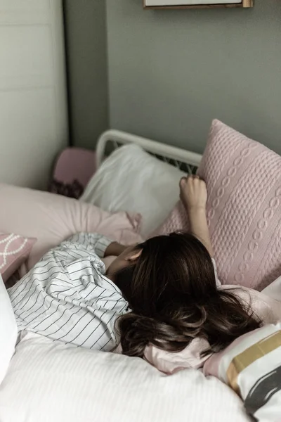 Visão Traseira Menina Dormindo Cama Casa — Fotografia de Stock