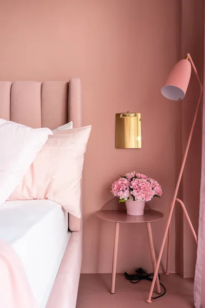 浅色卧室内部柔和的色彩 落地灯和花盆 — 图库照片