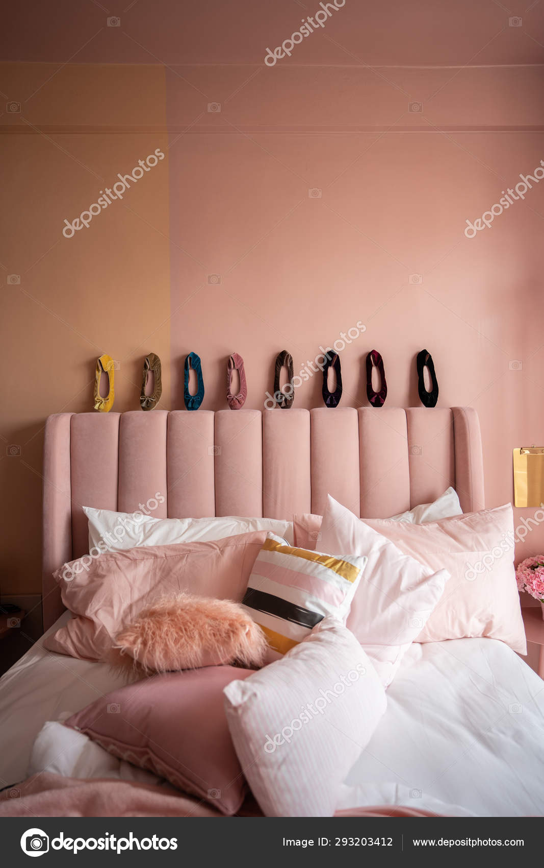 Marxistisch Kalmte doneren Licht Roze Slaapkamer Interieur Met Kleurrijke Schoenen Hoofdsteun Voor Bed  ⬇ Stockfoto, rechtenvrije foto door © nmc2s #293203412