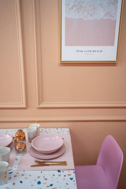 terrazzo masa ile şık mutfak yakın, pastel renkler ve pembe sandalye mutfak eşyaları
