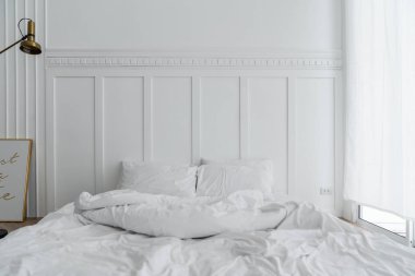 beyaz renklerde rahat yatak ile şık modern iç 