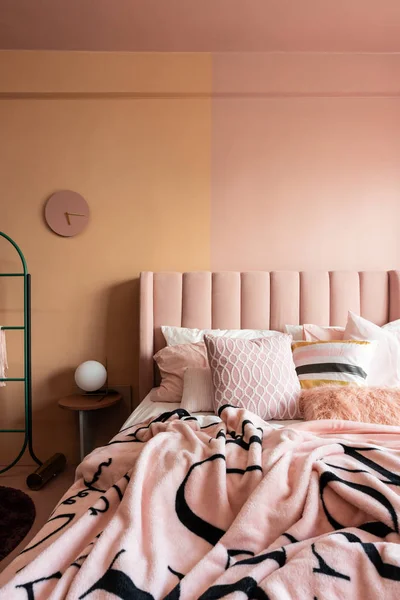 Interior Del Dormitorio Luminoso Colores Pastel Con Cama Acogedora — Foto de Stock