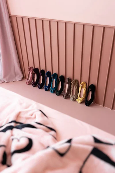 Jasnoróżowe Wnętrze Sypialni Kolorowymi Butami Zagłówki Łóżka — Zdjęcie stockowe
