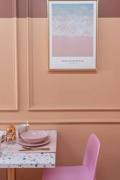 Close Cozinha Elegante Com Mesa Terrazzo Utensílios Cores Pastel Cadeira — Fotografia de Stock