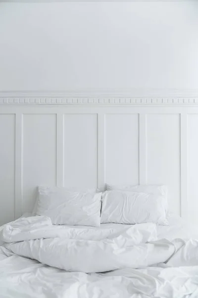 Κομψό Μοντέρνο Εσωτερικό Άνετο Κρεβάτι Λευκά Χρώματα — Φωτογραφία Αρχείου