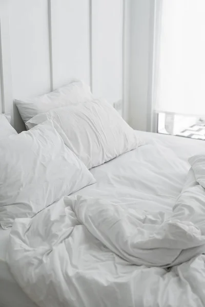 Beyaz Renklerde Rahat Yatak Ile Şık Modern — Stok fotoğraf