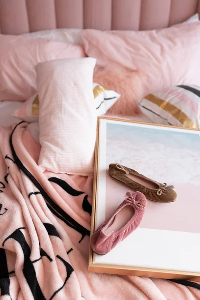 Närbild Kvinnliga Skor Sängen Med Sängkläderna Pastell Färg — Stockfoto