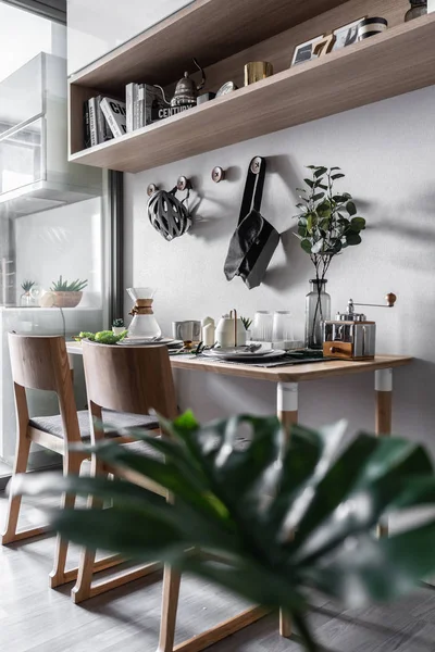 Elegante Rincón Mesa Comedor Con Vajilla Plantas Apartamento Estilo Escandinavo — Foto de Stock