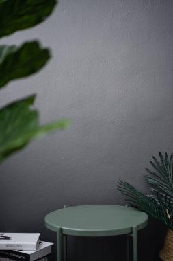 yapay bitkiler ve sehpa ile oturma odası rahat köşe iç