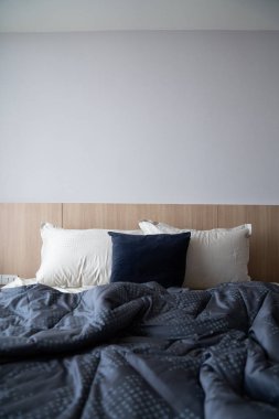 yatak masasında yapay bitkiler ile rahat yatak odası iç