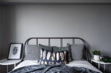 yatak masasında yapay bitkiler ile rahat yatak odası iç