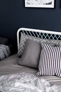 yatakta yastıklar ile gri renklerde rahat yatak odası iç