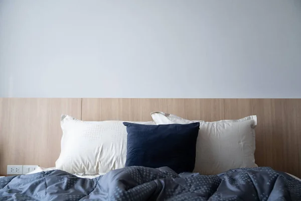 Gemütliches Schlafzimmerinterieur Mit Künstlichen Pflanzen Auf Dem Betttisch — Stockfoto