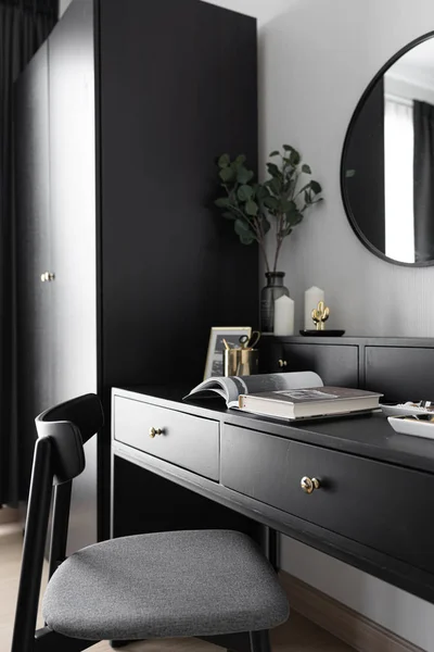 Gemütliche Schlafzimmereinrichtung Modernem Stil Mit Möbeln Schwarzen Farben — Stockfoto