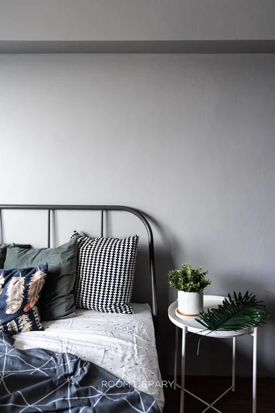 Yatak Masasında Yapay Bitkiler Ile Rahat Yatak Odası — Stok fotoğraf