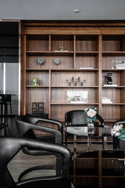 Moderno Interior Elegante Sala Estar Con Muebles Oscuros — Foto de Stock