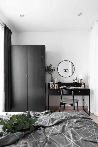 Gemütliche Schlafzimmereinrichtung Modernem Stil Mit Möbeln Schwarzen Farben — Stockfoto