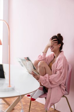 Mutlu kız okuma kitabı pembe kadife sandalyede oturan güzel tasarım çalışma köşesinde pembe, beyaz ve eski gül tema / model poz / portre / iç sahne / rahat tasarım stüdyosu 